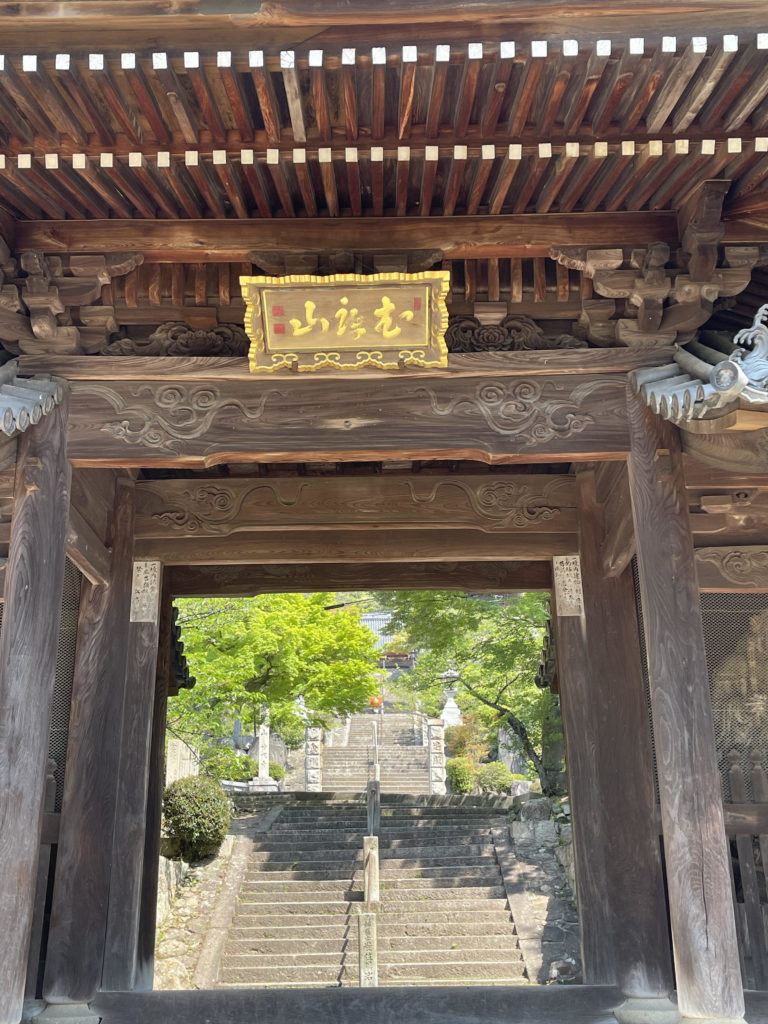 仁王門から神呪寺を望む