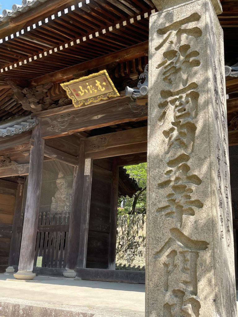 仁王門前の石柱